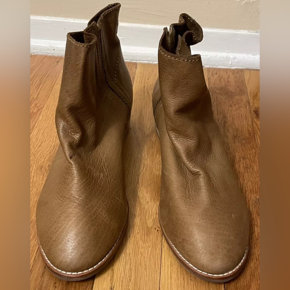 MAIDEN LANE tan soft leather short boots booties 9
